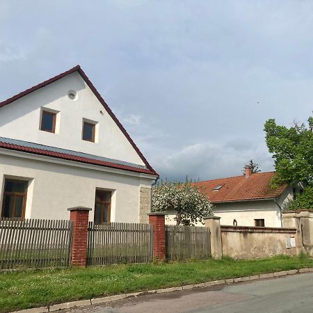 Prijemny Apartman Se Zahradou Ostresany Buitenkant foto
